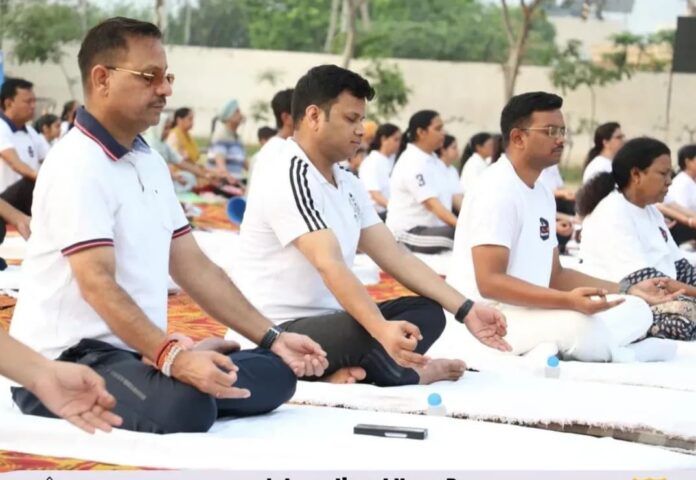 ਡਿਪਟੀ ਕਮਿਸ਼ਨਰ ਟੀ. ਬੈਨਿਥ, ਐੱਸ.ਐੱਸ.ਪੀ. ਮੁਹੰਮਦ ਸਰਫ਼ਰਾਜ਼ ਆਲਮ, ਚੇਅਰਮੈਨ ਰਾਮ ਤੀਰਥ ਮੰਨਾ, ਚੇਅਰਮੈਨ ਪਰਮਿੰਦਰ ਭੰਗੂ ਸਮੇਤ ਵੱਖ ਵੱਖ ਅਧਿਕਾਰੀਆਂ ਅਤੇ ਸ਼ਖ਼ਸੀਅਤਾਂ ਨੇ ਲਿਆ ਹਿੱਸਾ