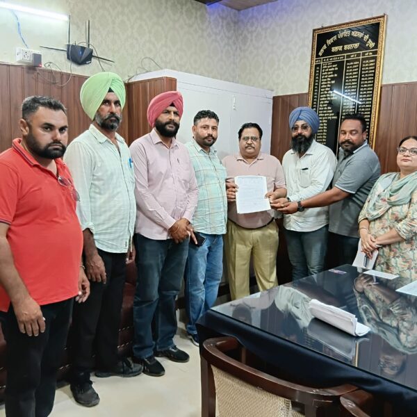 ਬਲਾਕ ਬਰਨਾਲਾ ਦੇ ਮਗਨਰੇਗਾ ਮੁਲਾਜ਼ਮਾਂ ਵੱਲੋ ਤਨਖਾਹਾਂ ਨਾ ਮਿਲਣ ਕਰਕੇ ਕਲਮਛੋੜ ਹੜਤਾਲ