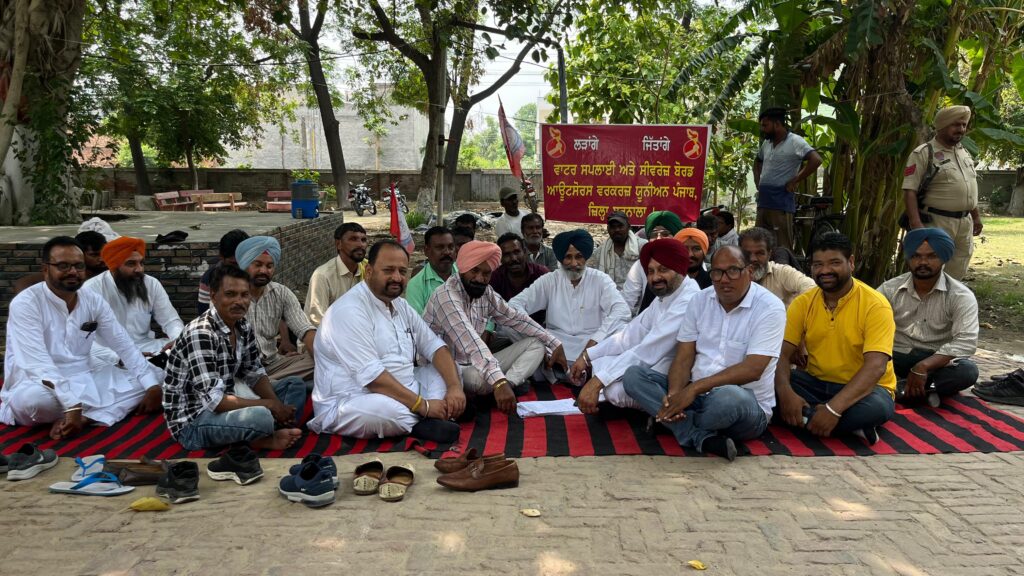 ਸੀਵਰੇਜ ਬੋਰਡ ਦੇ ਆਊਟਸੋਰਸ ਕਾਮਿਆਂ ਦੀਆਂ ਮੰਗਾਂ ਵੱਲ ਧਿਆਨ ਦੇਵੇ ਸਰਕਾਰ : ਵਿਧਾਇਕ ਕਾਲਾ ਢਿੱਲੋਂ