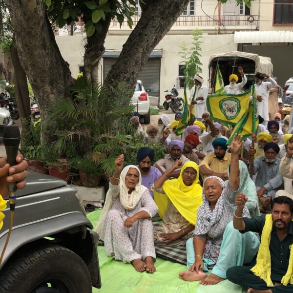 ਸਾਢੇ ਤਿੰਨ ਸਾਲਾਂ ਤੋਂ ਪਿੰਡਾਂ ਦੀਆਂ ਸੜਕਾਂ ਦੀ ਸਾਰ ਨਾ ਲੈਣ ਤੋਂ ਦੁਖੀ ਕਿਸਾਨਾਂ ਨੇ ਘੇਰਿਆ ਪੀਡਬਲਯੂਡੀ ਦਫ਼ਤਰ, ਬਰਨਾਲਾ