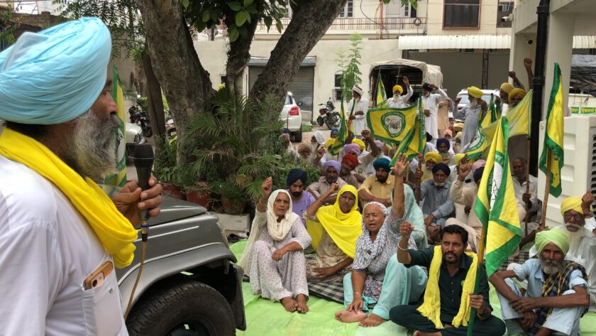 ਸਾਢੇ ਤਿੰਨ ਸਾਲਾਂ ਤੋਂ ਪਿੰਡਾਂ ਦੀਆਂ ਸੜਕਾਂ ਦੀ ਸਾਰ ਨਾ ਲੈਣ ਤੋਂ ਦੁਖੀ ਕਿਸਾਨਾਂ ਨੇ ਘੇਰਿਆ ਪੀਡਬਲਯੂਡੀ ਦਫ਼ਤਰ, ਬਰਨਾਲਾ