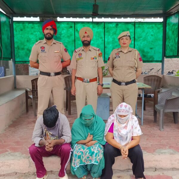 ਬਰਨਾਲਾ ਪੁਲਿਸ ਵਲੋਂ ਫਰਜ਼ੀ ਵਿਆਹ ਕਰਕੇ ਠੱਗੀ ਅਤੇ ਬਲੈਕਮੇਲਿੰਗ ਕਰਨ ਦੇ ਦੋਸ਼ ਹੇਠ ਤਿੰਨ ਮੁਲਜ਼ਮ ਕਾਬੂ