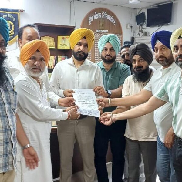 ਬਰਨਾਲਾ ਦੇ ਕੌਂਸਲਰਾਂ ਨੇ ਸੌਂਪਿਆ ਐੱਸ.ਡੀ.ਐੱਮ ਨੂੰ ਮੰਗ ਪੱਤਰ, ਸੀਵਰੇਜ ਵਿਵਸਥਾ ’ਚ ਸੁਧਾਰ ਕਰਨ ਦੀ ਕੀਤੀ ਮੰਗ