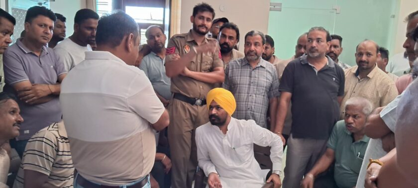 ਸਾਬਕਾ ਪ੍ਰਧਾਨ ਤਰਲੋਚਨ ਬਾਂਸਲ ‘ਤੇ ਹੋਏ ਝੂਠੇ ਪਰਚੇ ਨੂੰ ਲੈ ਕੇ ਸਮੂਹ ਸ਼ਹਿਰ ਵਾਸੀਆਂ ‘ਚ ਰੋਸ ਦੀ ਲਹਿਰ