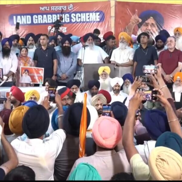 ਅਕਾਲੀ ਦਲ ਦੇ ਧਰਨੇ ‘ਚ ਭਾਰੀ ਮੀਂਹ ਦੇ ਬਾਵਜੂਦ ਹਜ਼ਾਰਾਂ ਲੋਕ ਹੋਏ ‘ਚ ਸ਼ਾਮਲ