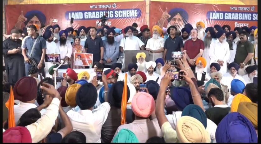 ਅਕਾਲੀ ਦਲ ਦੇ ਧਰਨੇ ‘ਚ ਭਾਰੀ ਮੀਂਹ ਦੇ ਬਾਵਜੂਦ ਹਜ਼ਾਰਾਂ ਲੋਕ ਹੋਏ ‘ਚ ਸ਼ਾਮਲ