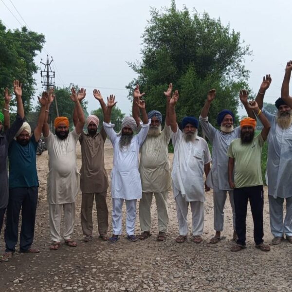 18 ਫੁੱਟੀ ਸੜਕ ਦੀ ਖਸਤਾ ਹਾਲਤ ਖ਼ਿਲਾਫ਼ ਪਿੰਡ ਵਾਸੀਆਂ ਨੇ ਕੀਤਾ ਰੋਸ ਪ੍ਰਦਰਸ਼ਨ