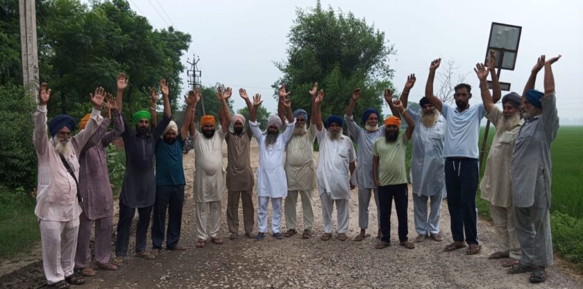 18 ਫੁੱਟੀ ਸੜਕ ਦੀ ਖਸਤਾ ਹਾਲਤ ਖ਼ਿਲਾਫ਼ ਪਿੰਡ ਵਾਸੀਆਂ ਨੇ ਕੀਤਾ ਰੋਸ ਪ੍ਰਦਰਸ਼ਨ