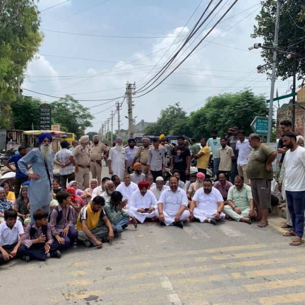 ਪ੍ਰੇਮ ਨਗਰ ਵਿਚ ਸੀਵਰੇਜ ਦੇ ਭਰੇ ਪਾਣੀ ਤੋ ਦੁਖੀ ਲੋਕਾਂ ਨੇ ਧਨੌਲਾ ਰੋਡ ਕੀਤਾ ਜਾਮ