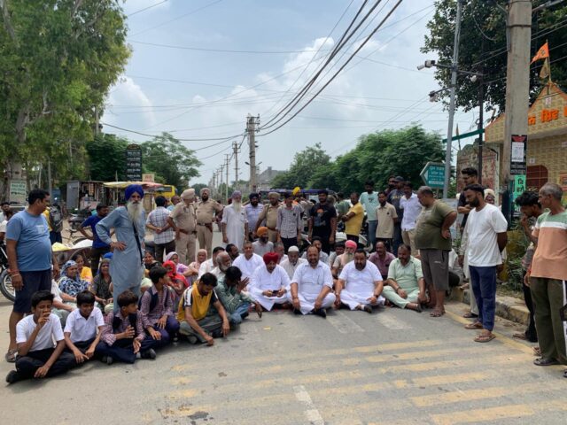 ਪ੍ਰੇਮ ਨਗਰ ਵਿਚ ਸੀਵਰੇਜ ਦੇ ਭਰੇ ਪਾਣੀ ਤੋ ਦੁਖੀ ਲੋਕਾਂ ਨੇ ਧਨੌਲਾ ਰੋਡ ਕੀਤਾ ਜਾਮ
