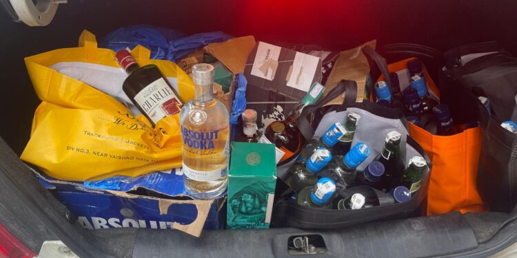 ਅਬਕਾਰੀ ਵਿਭਾਗ ਵੱਲੋਂ ਪ੍ਰੀਮੀਅਮ ਬ੍ਰਾਂਡ ਬੋਤਲਾਂ ਵਿੱਚ ਸਸਤੀ ਸ਼ਰਾਬ ਭਰਨ ਦੇ ਰੈਕੇਟ ਦਾ ਪਰਦਾਫਾਸ਼, ਨਾਜਾਇਜ਼ ਸ਼ਰਾਬ ਜ਼ਬਤ