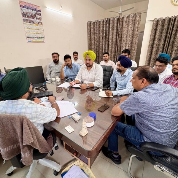 ਖ਼ਬਰ ਦਾ ਅਸਰ : ਹੁਣ ‘ਆਪ’ ਦੇ ਹਲਕਾ ਇੰਚਾਰਜ਼ ਵਲੋਂ ਸ਼ਹਿਰ ’ਚ ਸੀਵਰੇਜ ਸਮੱਸਿਆ ਨੂੰ ਲੈ ਕੇ ਜਲ ਸਪਲਾਈ ਅਤੇ ਸੀਵਰੇਜ ਬੋਰਡ ਦੇ ਅਧਿਕਾਰੀਆਂ ਨਾਲ ਮੀਟਿੰਗ