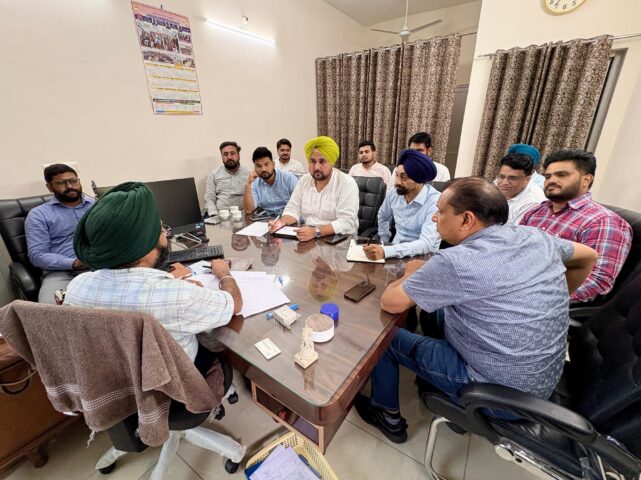 ਖ਼ਬਰ ਦਾ ਅਸਰ : ਹੁਣ ‘ਆਪ’ ਦੇ ਹਲਕਾ ਇੰਚਾਰਜ਼ ਵਲੋਂ ਸ਼ਹਿਰ ’ਚ ਸੀਵਰੇਜ ਸਮੱਸਿਆ ਨੂੰ ਲੈ ਕੇ ਜਲ ਸਪਲਾਈ ਅਤੇ ਸੀਵਰੇਜ ਬੋਰਡ ਦੇ ਅਧਿਕਾਰੀਆਂ ਨਾਲ ਮੀਟਿੰਗ