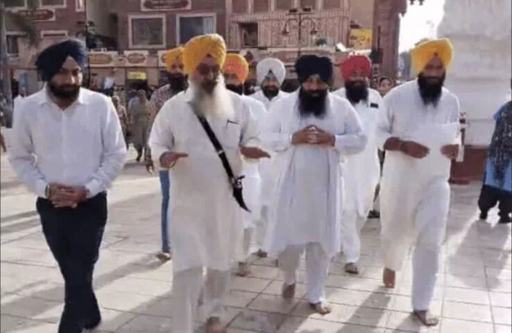 ‘ਆਪ’ ਸਰਕਾਰ ਦੇ ਸਿੱਖਿਆ ਮੰਤਰੀ ਨੂੰ ਜੌੜੇ ਸਾਫ਼ ਕਰਨ ਦੀ ਸਜ਼ਾ, ਨੰਗੇ ਪੈਰ ਅਕਾਲ ਤਖ਼ਤ ਸਾਹਿਬ ਸਾਹਮਣੇ ਪੇਸ਼ ਹੋਏ ਮੰਤਰੀ ਹਰਜੋਤ ਬੈਂਸ
