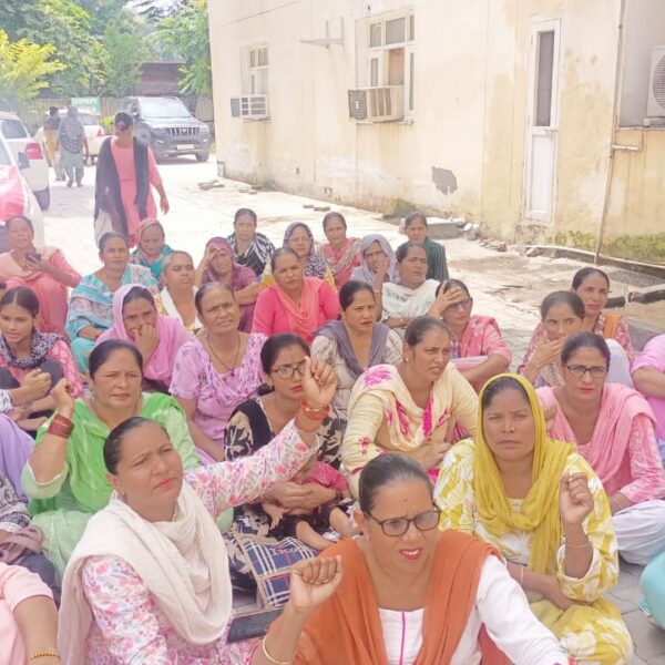 ਸਿਵਲ ਹਸਪਤਾਲ ਬਰਨਾਲਾ ’ਚ ਆਸ਼ਾ ਵਰਕਰਾਂ ਅਤੇ ਫੈਸੀਲਿਟੇਟਰਾਂ ਦੀ ਹੜ੍ਹਤਾਲ ਜਾਰੀ