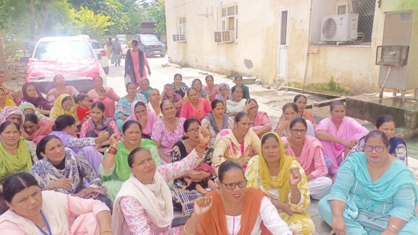 ਸਿਵਲ ਹਸਪਤਾਲ ਬਰਨਾਲਾ ’ਚ ਆਸ਼ਾ ਵਰਕਰਾਂ ਅਤੇ ਫੈਸੀਲਿਟੇਟਰਾਂ ਦੀ ਹੜ੍ਹਤਾਲ ਜਾਰੀ
