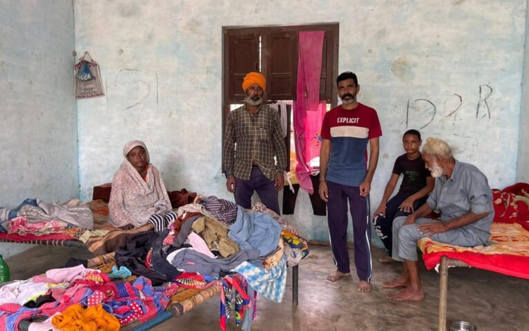 ਬਰਸਾਤ ਨੇ ਮਜ਼ਦੂਰ ਪਰਿਵਾਰ ਨੂੰ ਕੀਤਾ ਬੇਘਰ! ਧਰਮਸ਼ਾਲਾ ‘ਚ ਰਹਿਣ ਲਈ ਮਜਬੂਰ