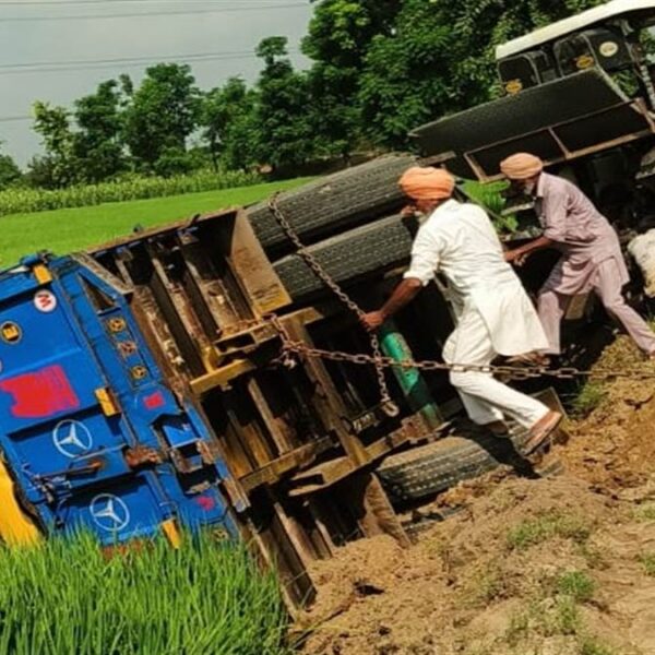 ਹੜ੍ਹ ਪੀੜਤਾਂ ਲਈ ਰਾਹਤ ਸਮੱਗਰੀ ਲਿਜਾ ਰਹੀਆਂ ਹਰਿਆਣੇ ਦੀਆਂ ਟਰਾਲੀਆਂ ਬਰਨਾਲਾ ’ਚ ਪਲਟੀਆਂ