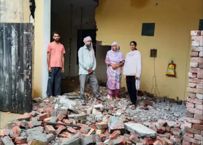 ਮੀਂਹ ਦਾ ਕਹਿਰ: ਬਰਨਾਲਾ ਵਿੱਚ ਦੋ ਗਰੀਬ ਪਰਿਵਾਰਾਂ ਦੀਆਂ ਛੱਤਾਂ ਡਿੱਗੀਆਂ, ਮਦਦ ਦੀ ਗੁਹਾਰ