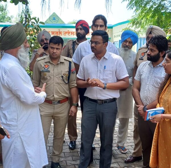 ਡੀ.ਸੀ., ਐੱਸ.ਐੱਸ.ਪੀ. ਨੇ ਕੀਤਾ ਭਾਰੀ ਮੀਂਹ ਕਾਰਣ ਪ੍ਰਭਾਵਿਤ ਪਿੰਡਾਂ ਦਾ ਦੌਰਾ, ਰਾਹਤ ਕੈਂਪਾਂ ‘ਚ ਰਹਿ ਰਹੇ ਲੋਕਾਂ ਨੂੰ ਮਿਲੇ