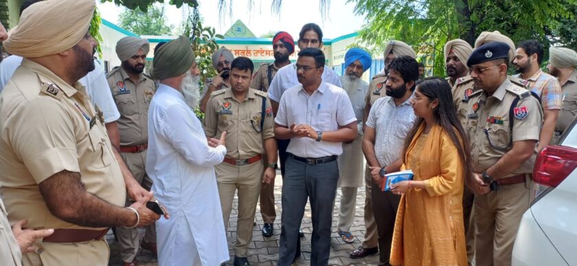 ਡੀ.ਸੀ., ਐੱਸ.ਐੱਸ.ਪੀ. ਨੇ ਕੀਤਾ ਭਾਰੀ ਮੀਂਹ ਕਾਰਣ ਪ੍ਰਭਾਵਿਤ ਪਿੰਡਾਂ ਦਾ ਦੌਰਾ, ਰਾਹਤ ਕੈਂਪਾਂ ‘ਚ ਰਹਿ ਰਹੇ ਲੋਕਾਂ ਨੂੰ ਮਿਲੇ