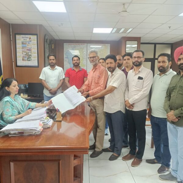 ਹੜ੍ਹ ਪੀੜਤਾਂ ਦੀਆਂ ਮੁਸ਼ਕਿਲਾਂ ਸੰਬੰਧੀ ਡੈਮੋਕ੍ਰੇਟਿਕ ਮੁਲਾਜ਼ਮ ਫੈਡਰੇਸ਼ਨ ਨੇ ਦਿੱਤਾ ਮੰਗ ਪੱਤਰ