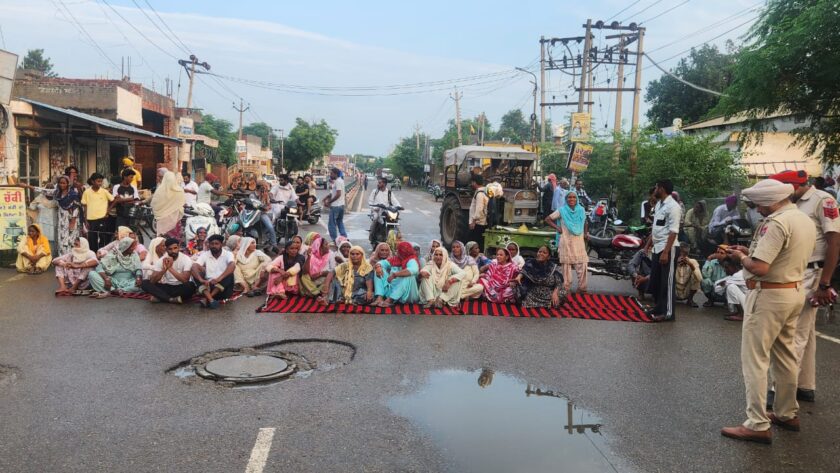 ਪਾਣੀ ਦੀ ਨਿਕਾਸੀ ਨਾ ਹੋਣ ਤੋਂ ਅੱਕੇ ਲੋਕਾਂ ਨੇ ਸੜਕ ਕੀਤੀ ਜਾਮ, ਕੀਤੀ ਨਾਅਰੇਬਾਜ਼ੀ