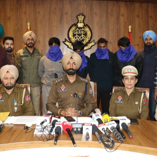 ਪਾਕਿਸਤਾਨ ਅਤੇ ਦੁਬੱਈ ਵਿੱਚ ਬੈਠੇ ਵਿਅਕਤੀਆਂ ਨਾਲ ਮਿਲਕੇ ਠੱਗੀਆਂ ਮਾਰਨ ਵਾਲੇ ਗਿਰੋਹ ਦਾ ਬਰਨਾਲਾ ਪੁਲਿਸ ਨੇ ਕੀਤਾ ਪਰਦਾਫ਼ਾਸ਼, 4 ਗ੍ਰਿਫ਼ਤਾਰ