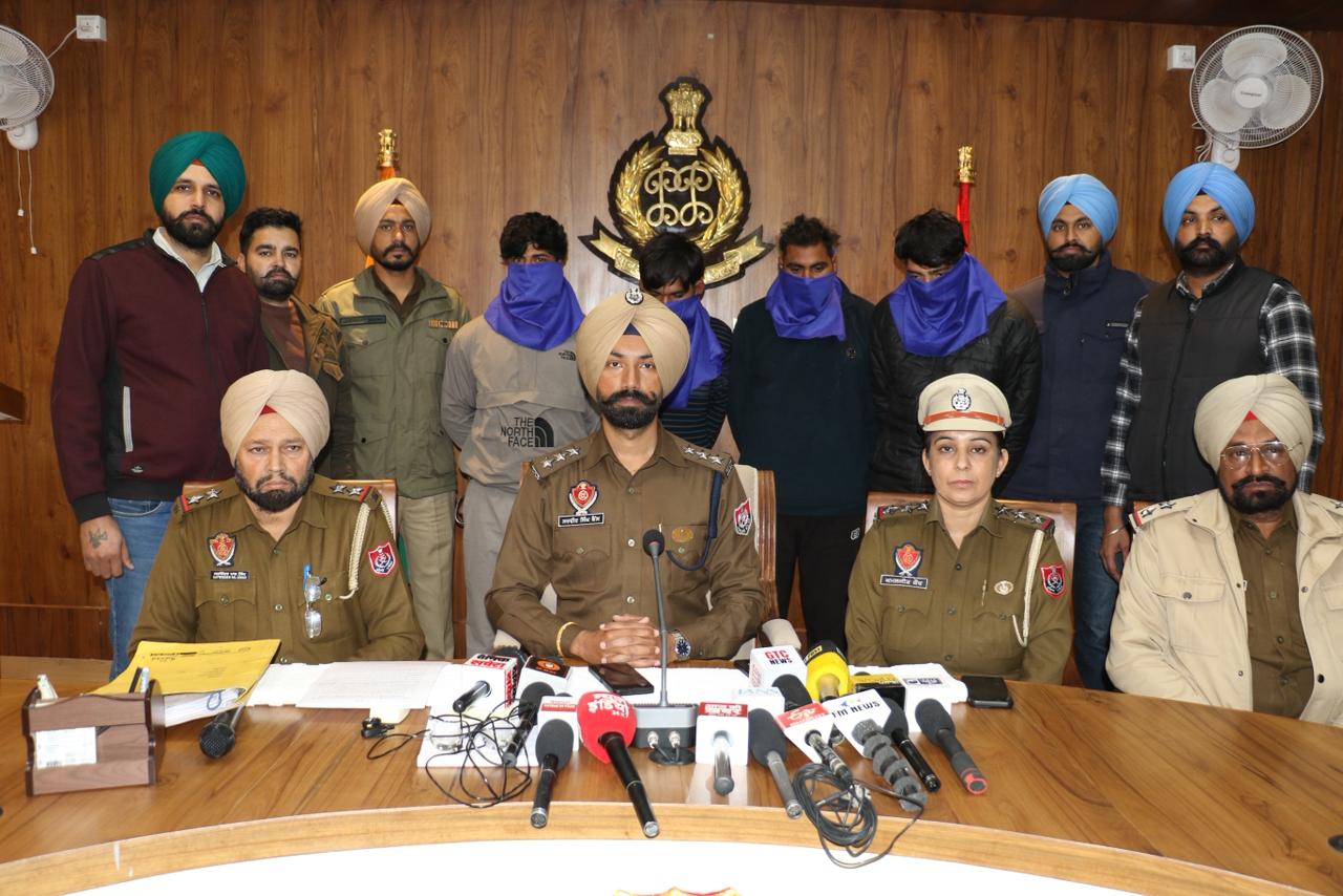 ਪਾਕਿਸਤਾਨ ਅਤੇ ਦੁਬੱਈ ਵਿੱਚ ਬੈਠੇ ਵਿਅਕਤੀਆਂ ਨਾਲ ਮਿਲਕੇ ਠੱਗੀਆਂ ਮਾਰਨ ਵਾਲੇ ਗਿਰੋਹ ਦਾ ਬਰਨਾਲਾ ਪੁਲਿਸ ਨੇ ਕੀਤਾ ਪਰਦਾਫ਼ਾਸ਼, 4 ਗ੍ਰਿਫ਼ਤਾਰ