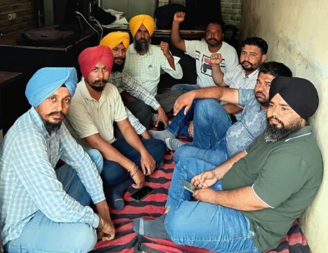 ਨਰੇਗਾ ਮੁਲਾਜ਼ਮ ਪੰਚਾਇਤ ਵਿਭਾਗ ਵਿੱਚ ਮਰਜ਼ ਕਰ ਕੇ ਸੇਵਾਵਾਂ ਪੱਕੀਆਂ ਕਰਨ ਲਈ ਅੜੇ