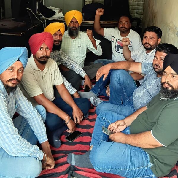 ਨਰੇਗਾ ਮੁਲਾਜ਼ਮ ਪੰਚਾਇਤ ਵਿਭਾਗ ਵਿੱਚ ਮਰਜ਼ ਕਰ ਕੇ ਸੇਵਾਵਾਂ ਪੱਕੀਆਂ ਕਰਨ ਲਈ ਅੜੇ
