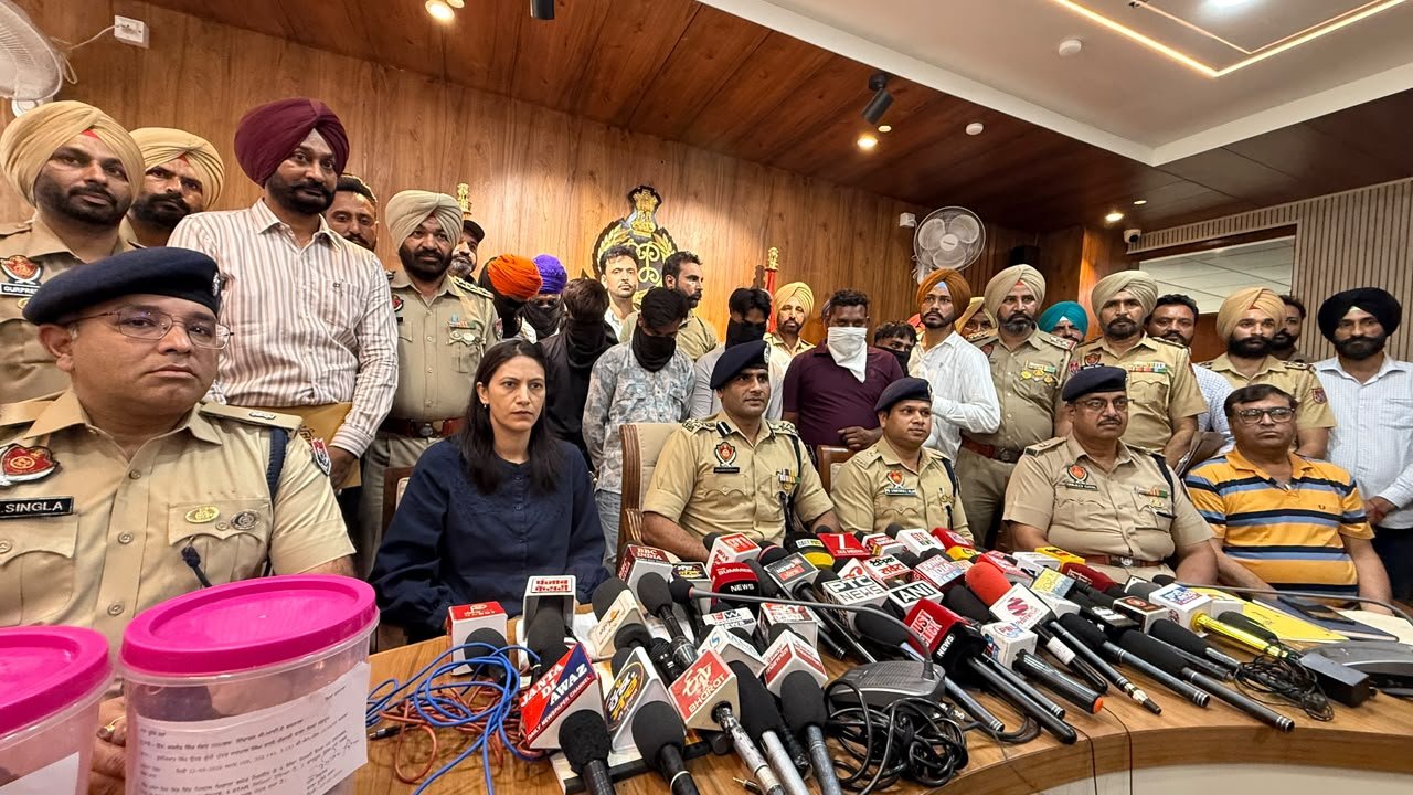 ਪੰਜਾਬੀ ਗਾਇਕ ਦੇ ਘਰ ’ਤੇ ਫਾਇਰਿੰਗ ਮਾਮਲਾ: ਪੰਜਾਬ ਪੁਲਿਸ ਨੂੰ ਮਿਲੀ ਵੱਡੀ ਸਫਲਤਾ, ਦੋ ਸ਼ੂਟਰਾਂ ਸਣੇ 9 ਮੁਲਜ਼ਮ ਗ੍ਰਿਫ਼ਤਾਰ