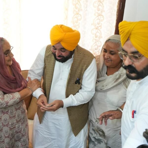 ਮੁੱਖ ਮੰਤਰੀ ਭਗਵੰਤ ਸਿੰਘ ਮਾਨ ਨੇ ਧੂਰੀ ਤੋਂ ਘਰ-ਘਰ ਚੋਣ ਮੁਹਿੰਮ ਦੀ ਕੀਤੀ ਸ਼ੁਰੂਆਤ, ‘ਮਾਨ ਦਾ ਮੁਨਾਫ਼ਾ’ ਨੂੰ ਬਣਾਇਆ ਮੁਹਿੰਮ ਦਾ ਕੇਂਦਰ