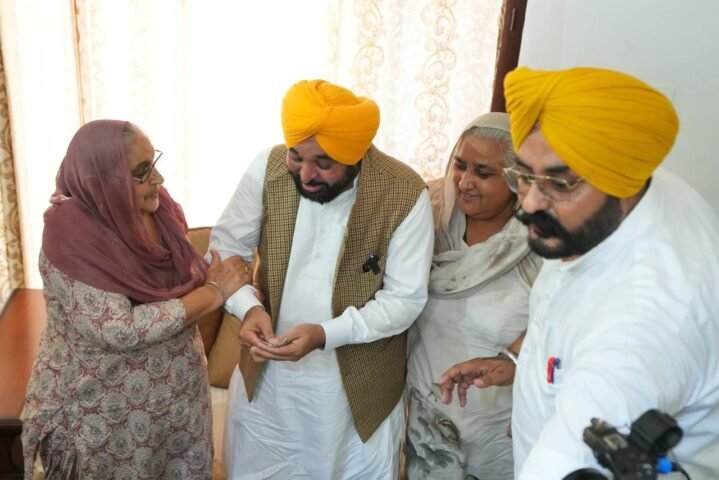 ਮੁੱਖ ਮੰਤਰੀ ਭਗਵੰਤ ਸਿੰਘ ਮਾਨ ਨੇ ਧੂਰੀ ਤੋਂ ਘਰ-ਘਰ ਚੋਣ ਮੁਹਿੰਮ ਦੀ ਕੀਤੀ ਸ਼ੁਰੂਆਤ, ‘ਮਾਨ ਦਾ ਮੁਨਾਫ਼ਾ’ ਨੂੰ ਬਣਾਇਆ ਮੁਹਿੰਮ ਦਾ ਕੇਂਦਰ