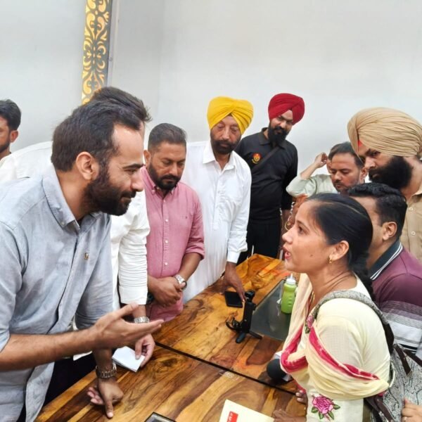 ਕੱਚੇ ਐੱਨ.ਐੱਚ.ਐੱਮ. ਮੁਲਾਜ਼ਮਾਂ ਨੇ ਆਪਣੀਆਂ ਲਟਕਦੀਆਂ ਮੰਗਾਂ ਨੂੰ ਲੈ ਕੇ ਸੰਸਦ ਮੈਂਬਰ ਮੀਤ ਹੇਅਰ ਨੂੰ ਸੌਂਪਿਆ ਮੰਗ ਪੱਤਰ