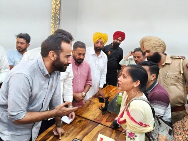 ਕੱਚੇ ਐੱਨ.ਐੱਚ.ਐੱਮ. ਮੁਲਾਜ਼ਮਾਂ ਨੇ ਆਪਣੀਆਂ ਲਟਕਦੀਆਂ ਮੰਗਾਂ ਨੂੰ ਲੈ ਕੇ ਸੰਸਦ ਮੈਂਬਰ ਮੀਤ ਹੇਅਰ ਨੂੰ ਸੌਂਪਿਆ ਮੰਗ ਪੱਤਰ